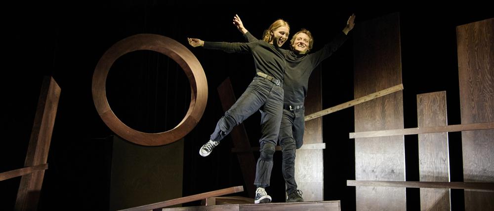 Jelena Kunz als Breseis und Gregor Knop als Spourgitis in „Troja! Passagiere im trojanischen Pferd“ in der Reithalle.