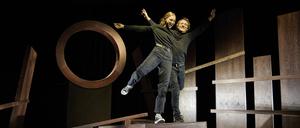 Jelena Kunz als Breseis und Gregor Knop als Spourgitis in „Troja! Passagiere im trojanischen Pferd“ in der Reithalle.
