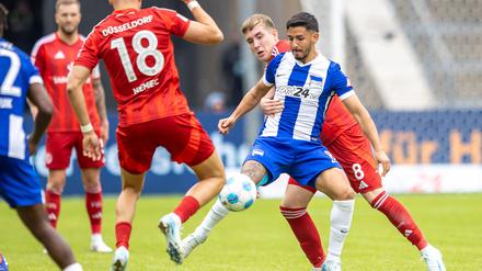 Der Mittelfeldspieler (r.) fehlt den Berlinern mindestens für ein Spiel.