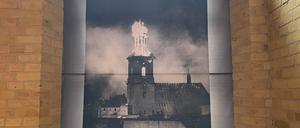 St. Nikolai, 1944, getroffen von Bomben. Der Kirchturm in der Altstadt in Flammen. Das Foto ist in der Zitadelle zu sehen.
