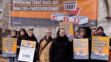 CDU-Mitglied Luke Neite (5.v.r)  klagte gegen den Parteivorstand.