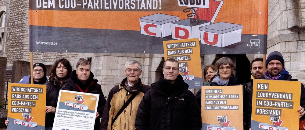 CDU-Mitglied Luke Neite (5.v.r)  klagte gegen den Parteivorstand.