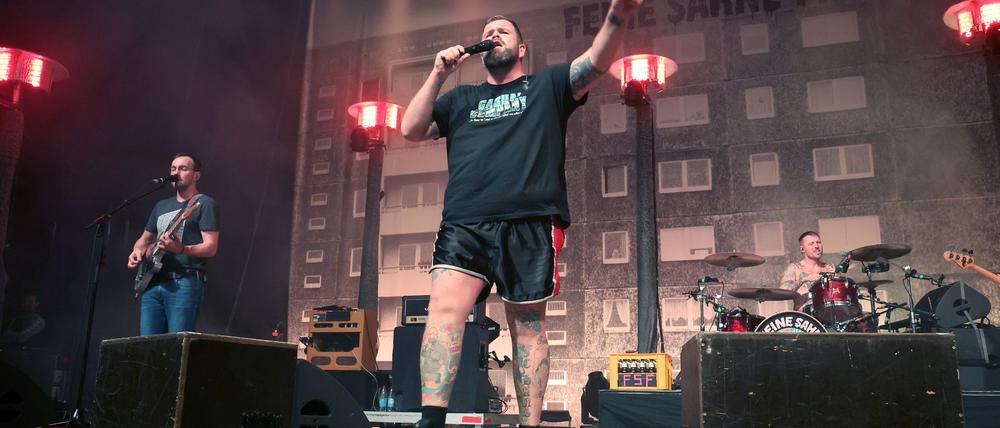 Der Band „Feine Sahne Fischfilet“ sind Gitarren geklaut worden. (Archivbild)
