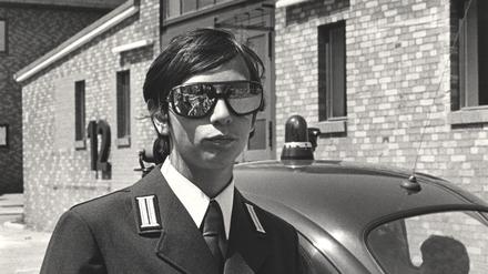 Gabriele & Helmut Nothhelfer, „Junger Polizist mit Spiegelbrille am ‘Tag der offenen Tür’ in der Schule der Bereitschaftspolizei in Ruhleben“, Berlin, 1975.