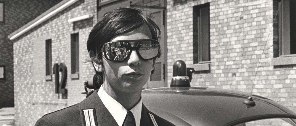 Gabriele & Helmut Nothhelfer, „Junger Polizist mit Spiegelbrille am ‘Tag der offenen Tür’ in der Schule der Bereitschaftspolizei in Ruhleben“, Berlin, 1975.