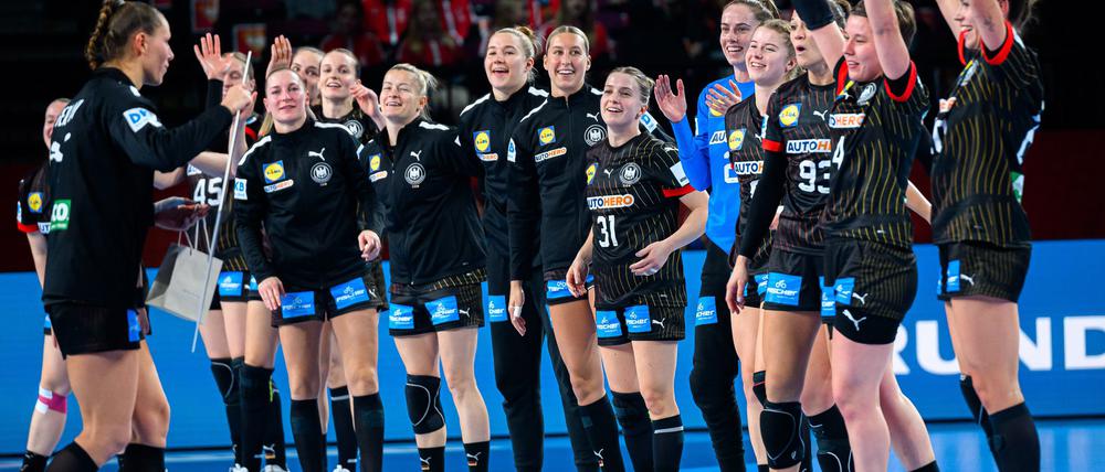 Die deutschen Handballerinnen wollen bei der EM auch gegen Titelanwärter Dänemark jubeln. 