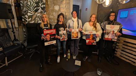 Sie bangen um ihre Angehörigen (v.l.n.r.): Tami Broslavsky, Mutter von Rom Broslavsky. Didi Kfir, Cousine von Arbel Yahud. Shlomit Levinson, Mutter von Shay Levinson. Herut Nimrodi, Mutter von Tamir Nimrodi, sowie Sharone Lifschitz, Tochter von Oded Lifschitz.