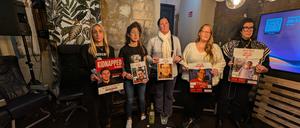 Sie bangen um ihre Angehörigen (v.l.n.r.): Tami Broslavsky, Mutter von Rom Broslavsky. Didi Kfir, Cousine von Arbel Yahud. Shlomit Levinson, Mutter von Shay Levinson. Herut Nimrodi, Mutter von Tamir Nimrodi, sowie Sharone Lifschitz, Tochter von Oded Lifschitz.