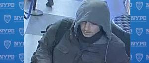 Die Person wird im Zusammenhang mit der Ermordung des CEO von UnitedHeatlhcare, Brian Thompson, gesucht.