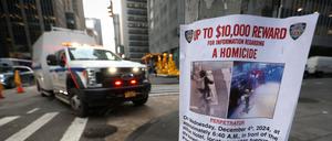 Ein Fahndungsposter vor dem Hilton-Hotel in New York City, wo Brian Thompson, Vorstandsvorsitzender von UnitedHealthcare, erschossen wurde.