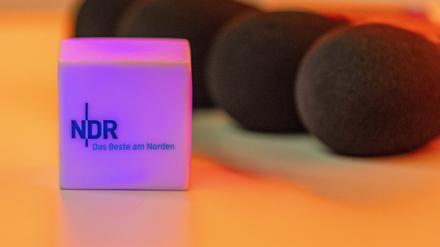 Das Logo des NDR, Norddeutscher Rundfunk, auf einem Leuchtwürfel bei der Preview eines ARD-Fernsehfilms. 