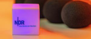 Das Logo des NDR, Norddeutscher Rundfunk, auf einem Leuchtwürfel bei der Preview eines ARD-Fernsehfilms. 