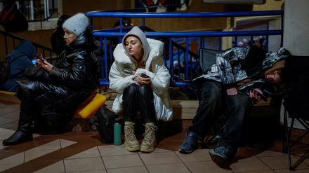 Menschen harren während eines Luftalarms in einer Kyjiwer Metro-Station aus.