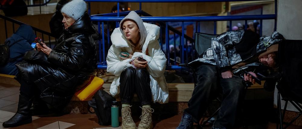 Menschen harren während eines Luftalarms in einer Kyjiwer Metro-Station aus.