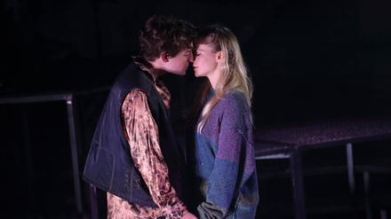 Jannik Mühlenweg als Liliom und Lili Epply als Julie während der Fotoprobe für das Stück Liliom im Berliner Ensemble.
