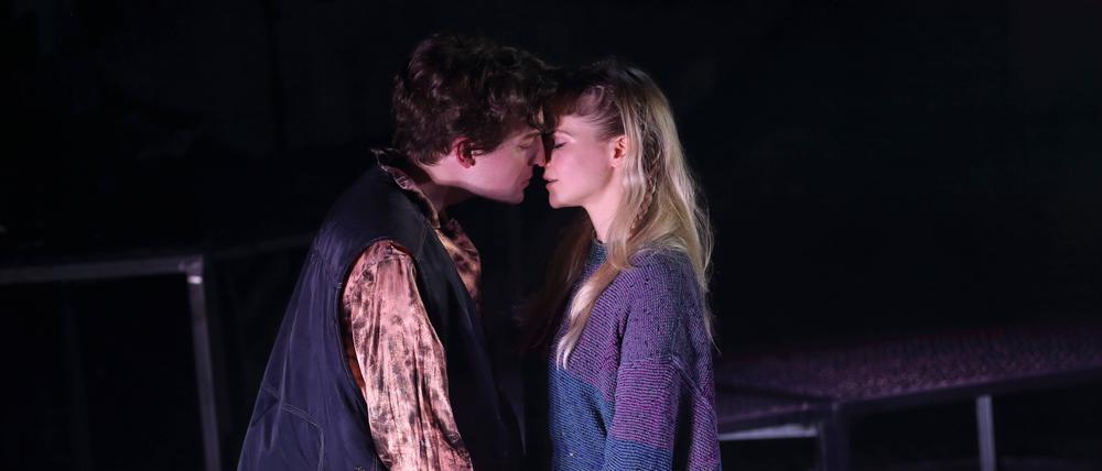 Jannik Mühlenweg als Liliom und Lili Epply als Julie während der Fotoprobe für das Stück Liliom im Berliner Ensemble.