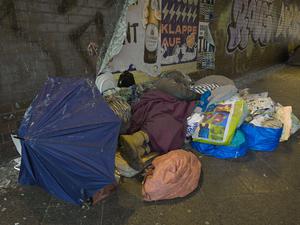 Obdachlose unter der Brücke am Stuttgarter Platz in Berlin-Charlottenburg.