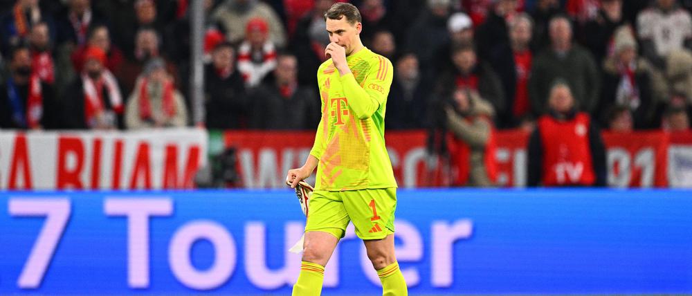 Nach seiner Roten Karte im Pokal fällt Bayern-Torwart Manuel Neuer nun gegen Heidenheim wegen einer Verletzung aus.