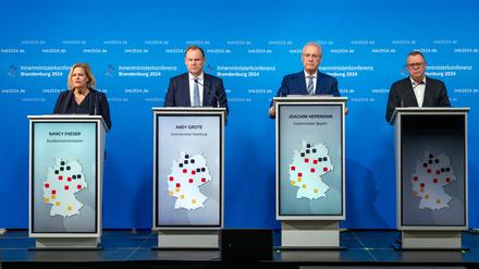 Bundesinnenministerin Nancy Faeser (SPD), Hamburgs Innensenator Andy Grote (SPD), Bayerns Innenminister Joachim Herrmann (CSU) und Brandenburgs Innenminister Michael Stübgen (CDU), Vorsitzender der Innenministerkonferenz (IMK),geben im Precise Resort Hafendorf zum Abschluss der 222. Sitzung der Konferenz der Innenminister und -senatoren eine gemeinsame Pressekonferenz.