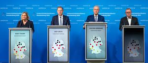 Bundesinnenministerin Nancy Faeser (SPD), Hamburgs Innensenator Andy Grote (SPD), Bayerns Innenminister Joachim Herrmann (CSU) und Brandenburgs Innenminister Michael Stübgen (CDU), Vorsitzender der Innenministerkonferenz (IMK),geben im Precise Resort Hafendorf zum Abschluss der 222. Sitzung der Konferenz der Innenminister und -senatoren eine gemeinsame Pressekonferenz.