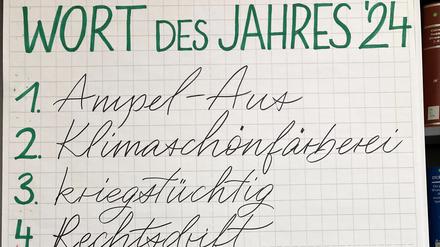 Das Wort des Jahres «Ampel-Aus» steht an erster Stelle, gefolgt von den Wörtern «Klimaschönfärberei», «kriegstüchtig» und «Rechtsdrift», auf einer Tafel in den Räumlichkeiten der Gesellschaft für deutsche Sprache (GfdS).