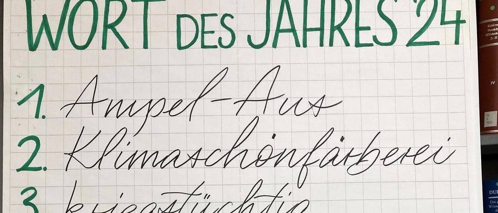 Das Wort des Jahres «Ampel-Aus» steht an erster Stelle, gefolgt von den Wörtern «Klimaschönfärberei», «kriegstüchtig» und «Rechtsdrift», auf einer Tafel in den Räumlichkeiten der Gesellschaft für deutsche Sprache (GfdS).