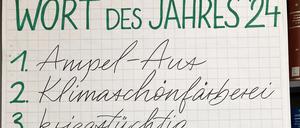 Das Wort des Jahres «Ampel-Aus» steht an erster Stelle, gefolgt von den Wörtern «Klimaschönfärberei», «kriegstüchtig» und «Rechtsdrift», auf einer Tafel in den Räumlichkeiten der Gesellschaft für deutsche Sprache (GfdS).