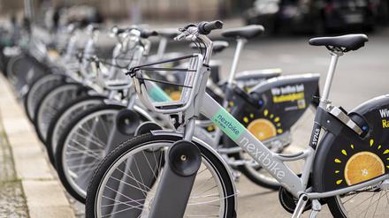 Leihfahrraeder des Anbieters nextbike in Berlin-Mitte, 04.04.2023. Berlin Deutschland *** Rent a bike from the provider nextbike in Berlin Mitte, 04 04 2023 Berlin Germany Copyright: xLeonxKuegeler/photothek.dex
