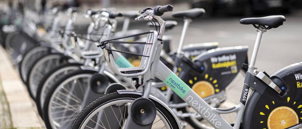 Leihfahrraeder des Anbieters nextbike in Berlin-Mitte, 04.04.2023. Berlin Deutschland *** Rent a bike from the provider nextbike in Berlin Mitte, 04 04 2023 Berlin Germany Copyright: xLeonxKuegeler/photothek.dex