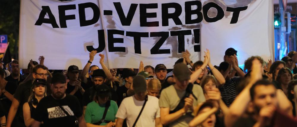 Bei Demonstrationen wird häufig der Ruf nach einem Verbot der AfD laut. Über einen Verbotsantrag müsste in jedem Fall das Bundesverfassungsgericht entscheiden. 