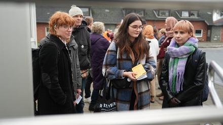 Vier der angeklagten Mitglieder der Letzten Generation: Regina S. (l-r vordere Reihe), Lilli G., Kathrin A. und Michael W. (mit Mütze dahinter).  
