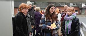 Vier der angeklagten Mitglieder der Letzten Generation: Regina S. (l-r vordere Reihe), Lilli G., Kathrin A. und Michael W. (mit Mütze dahinter).  