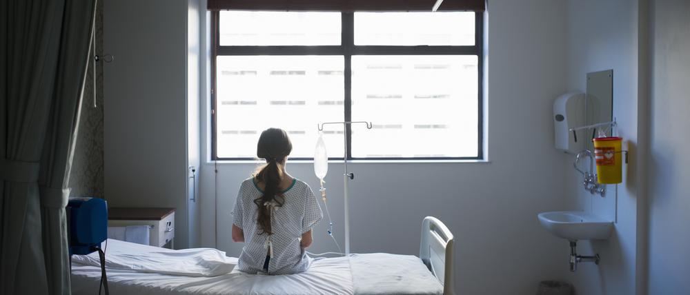 Eine Patientin in einem Krankenhauszimmer (Symbolfoto).