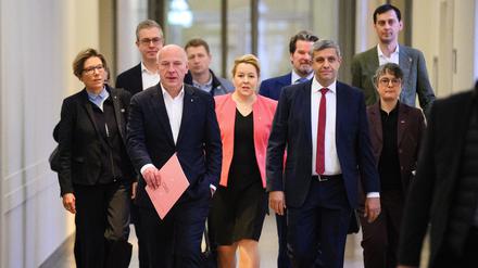 Keine überzeugende Leistung: Der Regierende Bürgermeister Kai Wegner (CDU, 3.v.l.) und die Spitzen der Koalition auf dem Weg zur Verkündung der Sparbeschlüsse Mitte November.