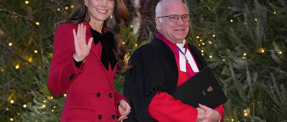 Kate (l.) organisiert den Gottesdienst seit einigen Jahren.