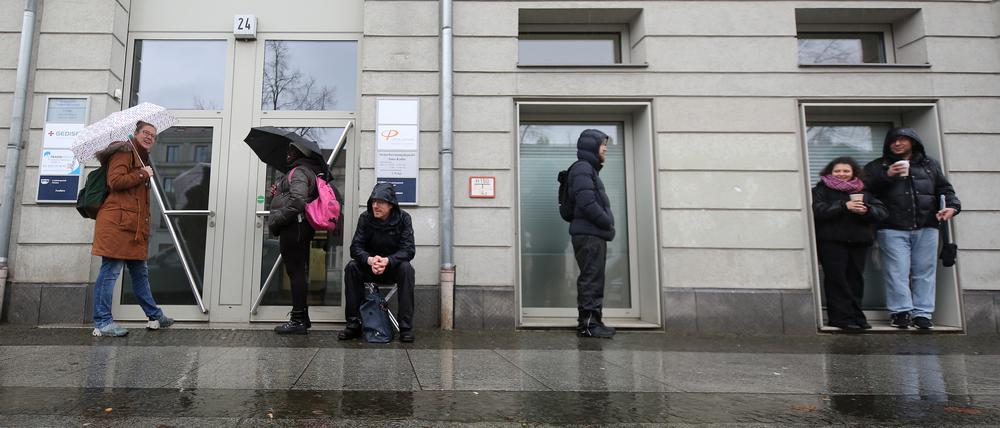 Im Regen und in der Kälte mussten am Freitag selbst jene warten, die eine Nummer für die terminfreien Schalter des Potsdamer Bürgerservice ergattert hatten.