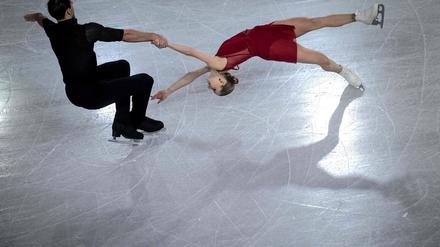 Das deutsche Eiskunstlauf-Paar Minerva Hase (r) und Nikita Wolodin hat den Sieg beim Grand-Prix-Finale geholt.
