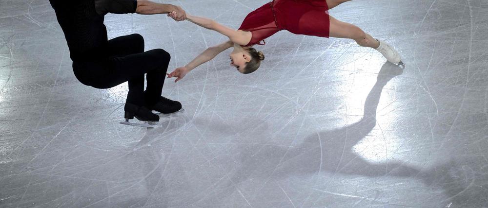 Das deutsche Eiskunstlauf-Paar Minerva Hase (r) und Nikita Wolodin hat den Sieg beim Grand-Prix-Finale geholt.