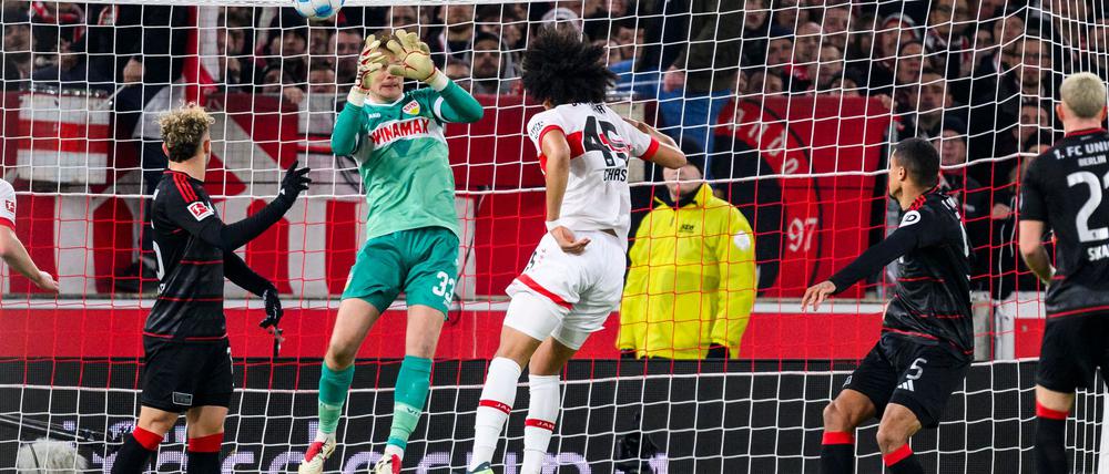 Stuttgarts Torwart Alexander Nübel sieht beim 0:1 nicht gut aus.