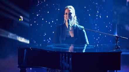 Jennifer Lynn gewinnt mit einer Klavierballade „The Voice of Germany“.