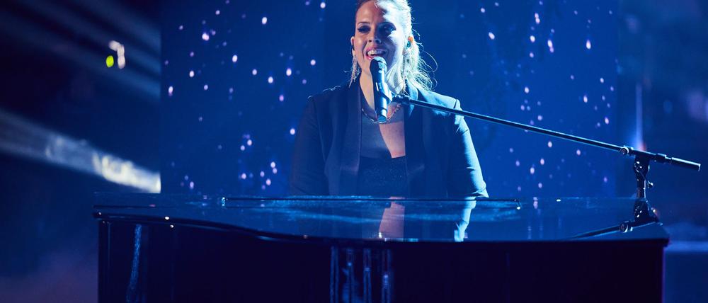Jennifer Lynn gewinnt mit einer Klavierballade „The Voice of Germany“.
