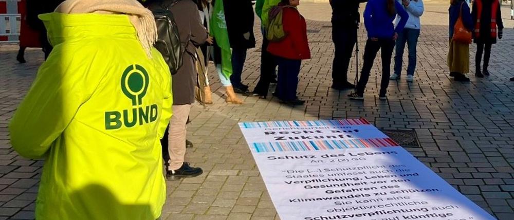 In Potsdams Stadtmitte - vor dem Landtag - demonstrierten Umwelt- und Klimaschützer. Sie kritisieren die ausgehandelten klimapolitischen Inhalte im Koalitionsvertrag von SPD und BSW.
