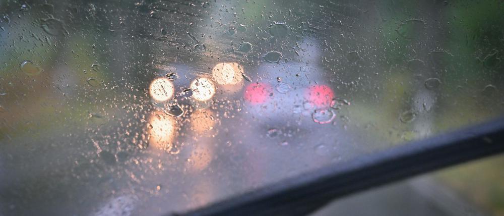 Die Sonne zeigt sich am zweiten Adventswochenende in Berlin und Brandenburg eher selten, stattdessen: Regen. (Symbolbild)