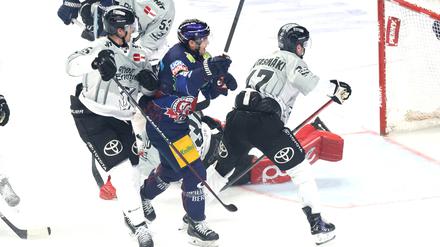 Köln trifft für Berlin. Frederik Tiffels (in blau) schießt das 1:1 gegen Köln.