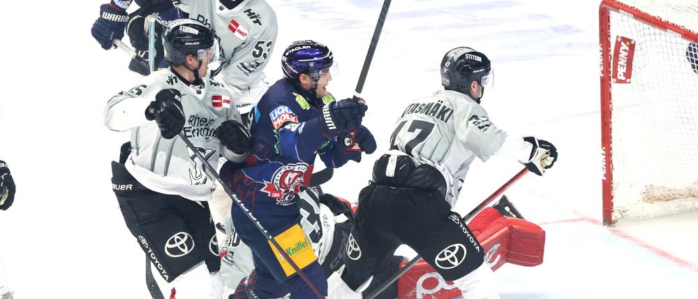 Köln trifft für Berlin. Frederik Tiffels (in blau) schießt das 1:1 gegen Köln.