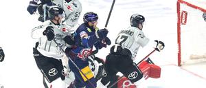 Köln trifft für Berlin. Frederik Tiffels (in blau) schießt das 1:1 gegen Köln.
