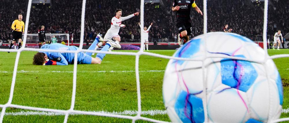 Das Bundesliga-Spiel wurde von einem medizinischen Notfall überschattet.