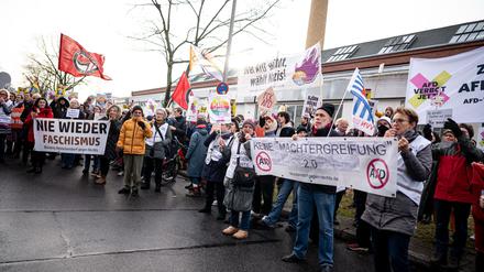 Rund 200 Teilnehmer demonstrierten während des AfD-Parteitags vor der Geschäftsstelle gegen die Partei. 