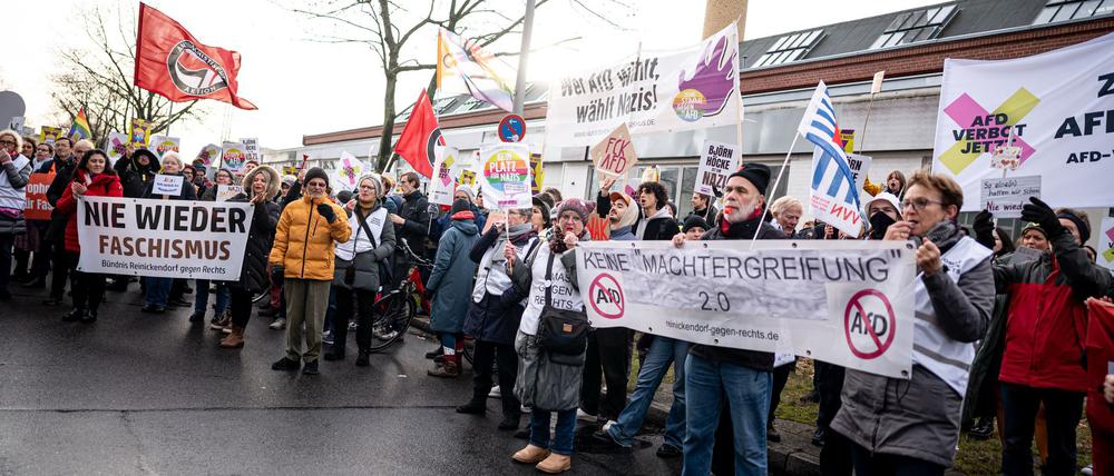 Rund 200 Teilnehmer demonstrierten während des AfD-Parteitags vor der Geschäftsstelle gegen die Partei.