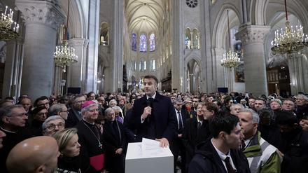 President Emmanuel Macron hält eine Rede in der restaurierten Kathedrale.